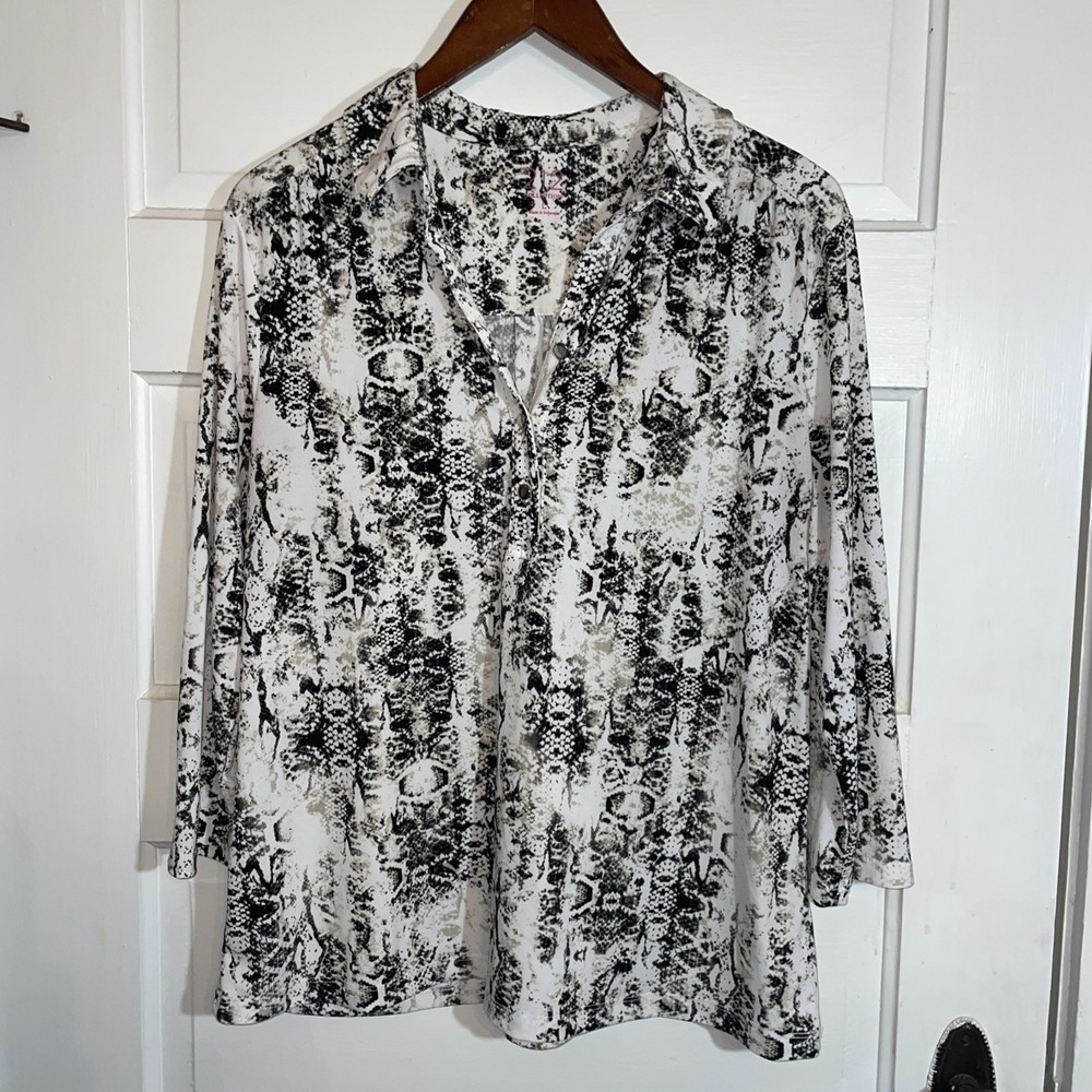 212 Collection Womens Blouse Size‎ Large Snake Skin Print
